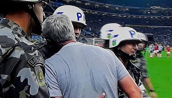 Policía retira al DT de Inter tras ser expulsado | VIDEO 