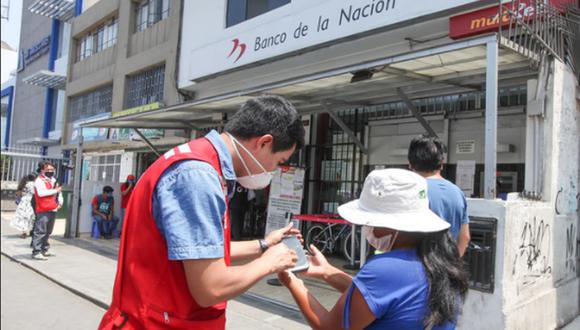 Este mecanismo busca evitar que los beneficiarios se acerquen a los bancos. (Foto: Andina)
