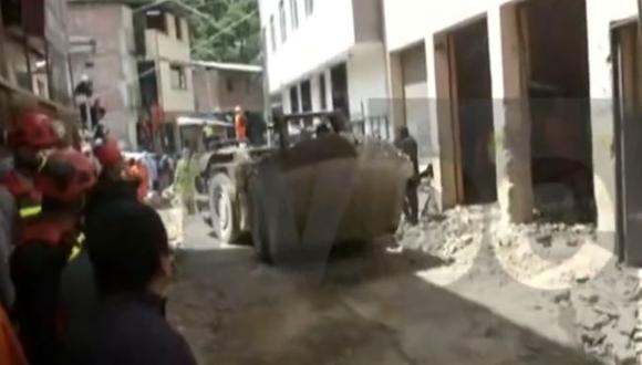 Maquinaria pesada realizada el retiro de escombros para rescatar a las personas que habría sido halladas dentro de mercado de Retamas tras deslizamiento. (Captura: TVPerú)