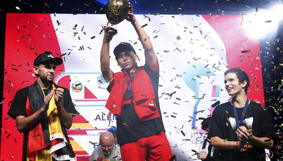 El peruano Francesco De La Cruz celebra en el podio con su medalla después de ganar la Primera Copa del Mundo en Globo con el alemán Jan Spiess, segundo clasificado, y el español Jan Franquesa, tercero clasificado. (Foto: REUTERS / Albert Gea)