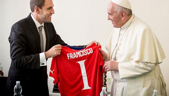 Copa América 2015: Presidente de Chile le entrega camiseta de la 'Roja' al Papa 