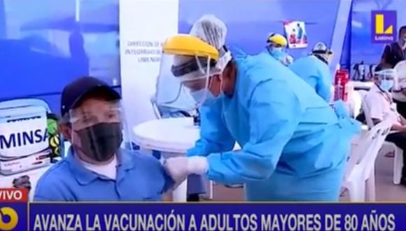 Adultos mayores de 80 años son vacunados este martes en Comas. Foto: captura Latina