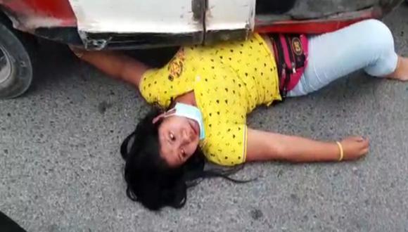 Mujer se metió debajo de su mototaxi para evitar que los fiscalizadores se lo lleven.