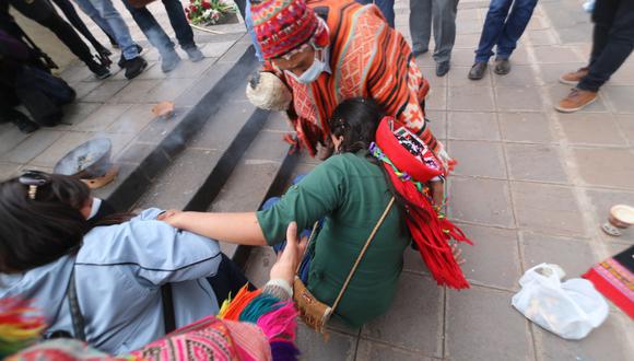 Verónika Mendoza cae de espaldas durante homenaje a Túpac Amaru II (Foto: Juan Sequeiros).