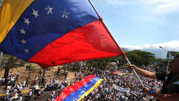 El 19 de enero inició la entrega del nuevo bono para los trabajadores del sector público y funcionarios de la administración pública de Venezuela.  (Foto: EFE)