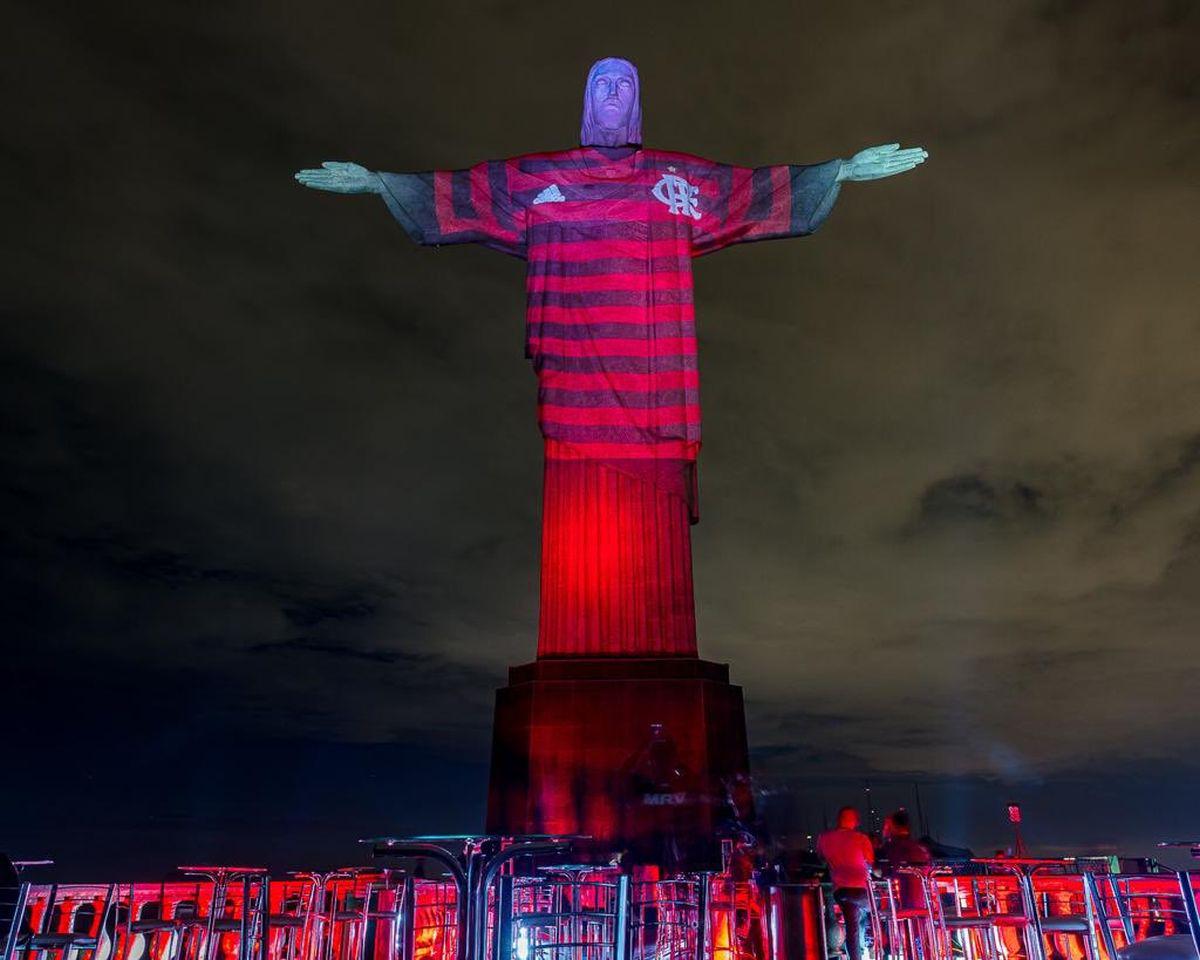 El Cristo Redentor se viste con camisa del Flamengo antes de la final. (Twitter)