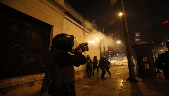 Policía Nacional confirmó uso de gases lacrimógenos y perdigones. (Foto: César Bueno/Gec)