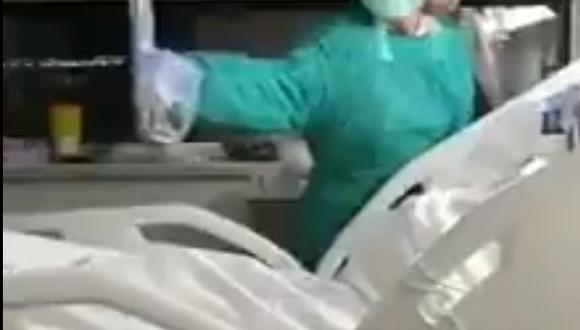 Coronavirus en España | Enfermera ayuda a un paciente con COVID-19 a realizar un videollamada a su familia [VIDEO]
