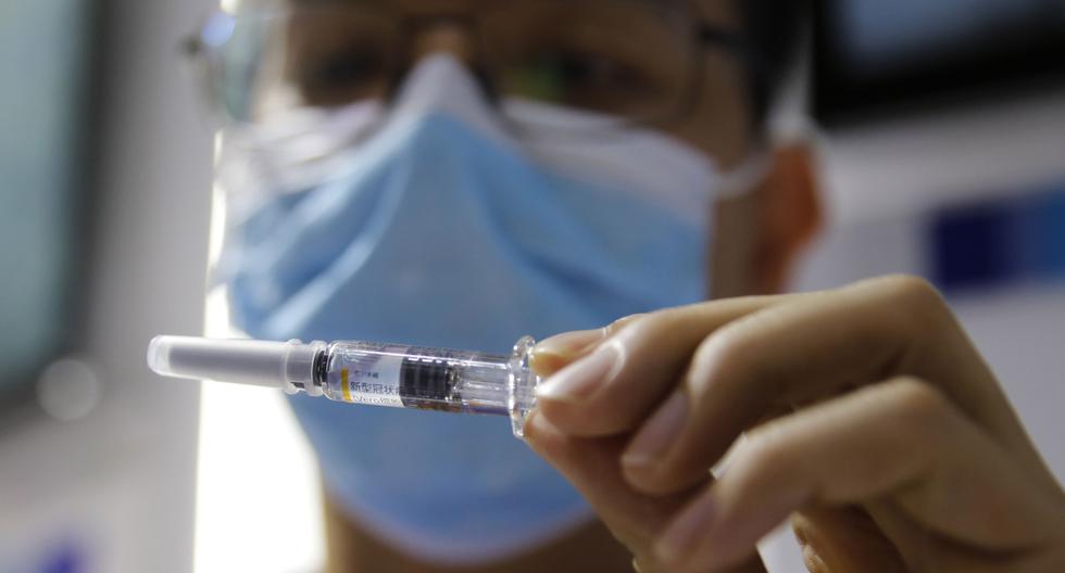 Imagen referencial. Las pruebas clínicas fueron autorizadas por la Administración Nacional de Productos Médicos Una persona muestra una candidata a vacuna contra el coronavirus (COVID-19) en Beijing (China). (EFE/EPA/WU HONG).