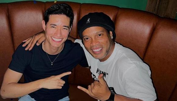 El exfutbolista se encontró con el músico peruano en una restaurante y la imagen se volvió viral en las redes sociales. Foto: Instagram Ronaldinho.