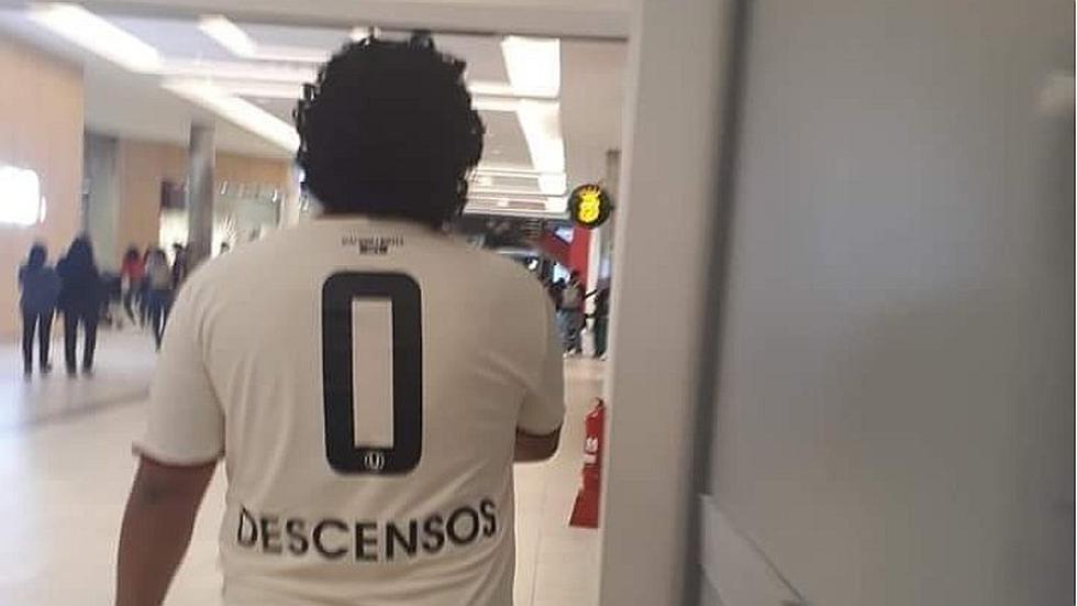Hinchas de la 'U' hacen viral polémica camiseta tras salvarse del descenso