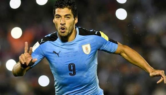 Suárez marcó a lo “Panenka” y golazo de tiro libre en goleada de Uruguay
