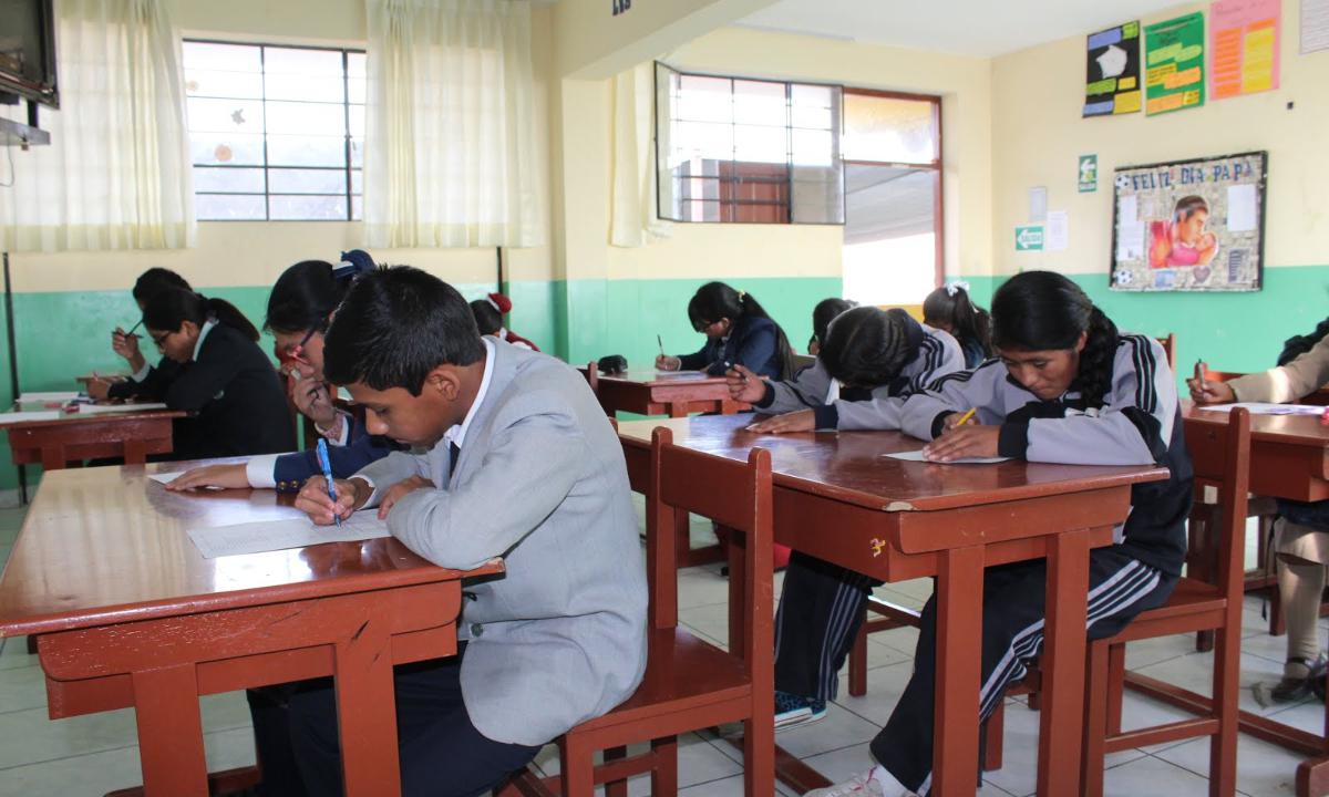 Aprendo En Casa por señal abierta vía América TV, Latina, ATV y Panamericana junto a 335 radios a nivel nacional