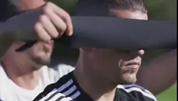 Andrés D"alessandro hace golazo de tiro libre con los ojos vendados [VIDEO]