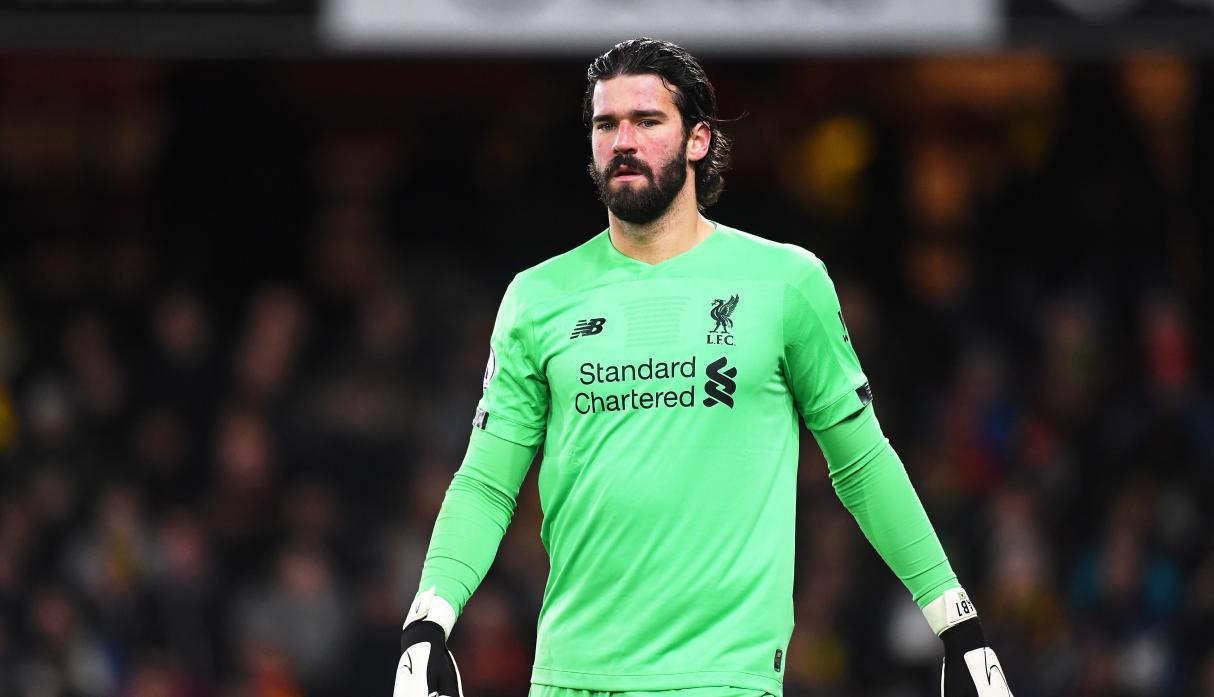 Alisson Becker se perderá la revancha de Champions League ante Atlético de Madrid por una lesión muscular. (Foto: EFE)