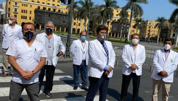 Colegio Médico del Perú al exterior de Palacio de Gobierno (Foto: @hernanismo)