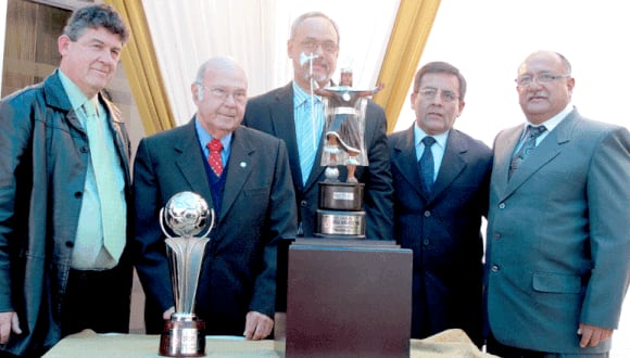 José Gálvez recibió trofeo por su título en el Torneo Intermedio