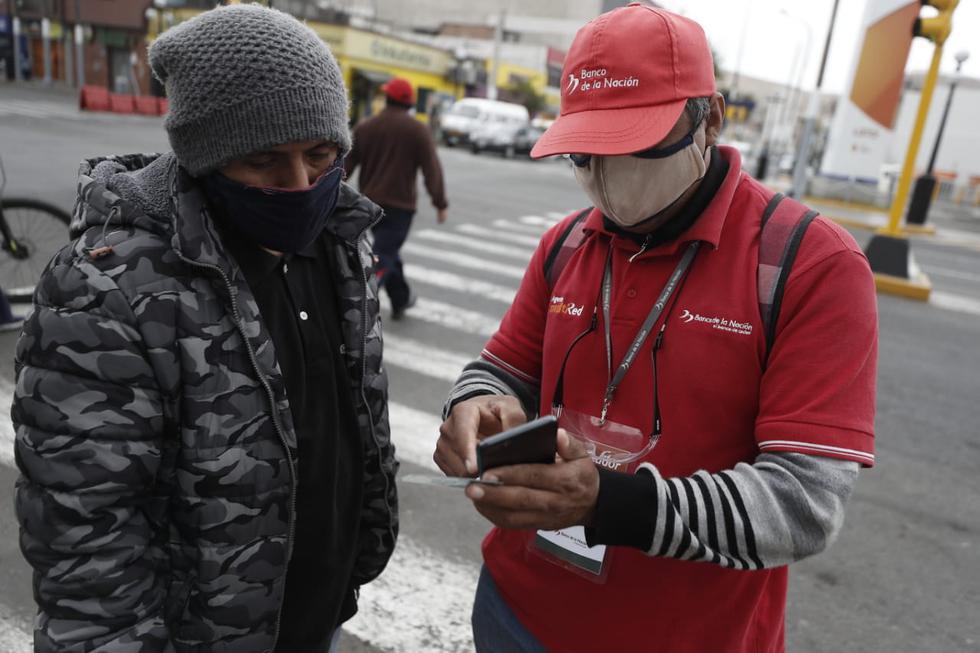 Así lucen las colas en los bancos para cobrar el Bono Familiar Universal: Foto: César Campos / GEC