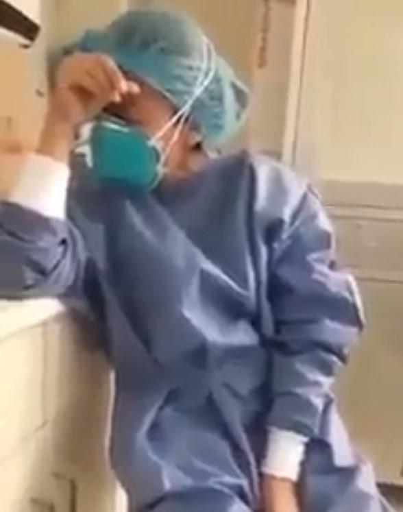 El desconsolado llanto de una enfermera tras enterarse que es COVID-19 positivo [VIDEO]