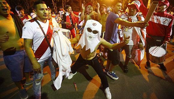 Perú vs. Uruguay: hinchas peruanos armaron la fiesta con banderazo en la concentración bicolor | VIDEO