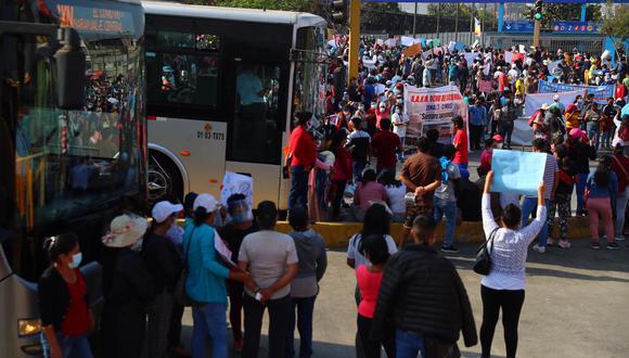 Alimentadores y buses del Metropolitano no pueden avanzar por la ruta troncal ubicada en medio de la Av. Túpac Amaru debido a la protesta. (Foto: Hugo Curotto / @photo.gec)