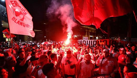 Perú vs. Uruguay | Hinchas de la selección peruana realizaron banderazo en hotel de concentración