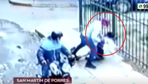 Cámaras de seguridad de San Martín de Porres captó violento asalto a una mujer, quien se resistió al robo de su celular. (Captura: América Noticias)