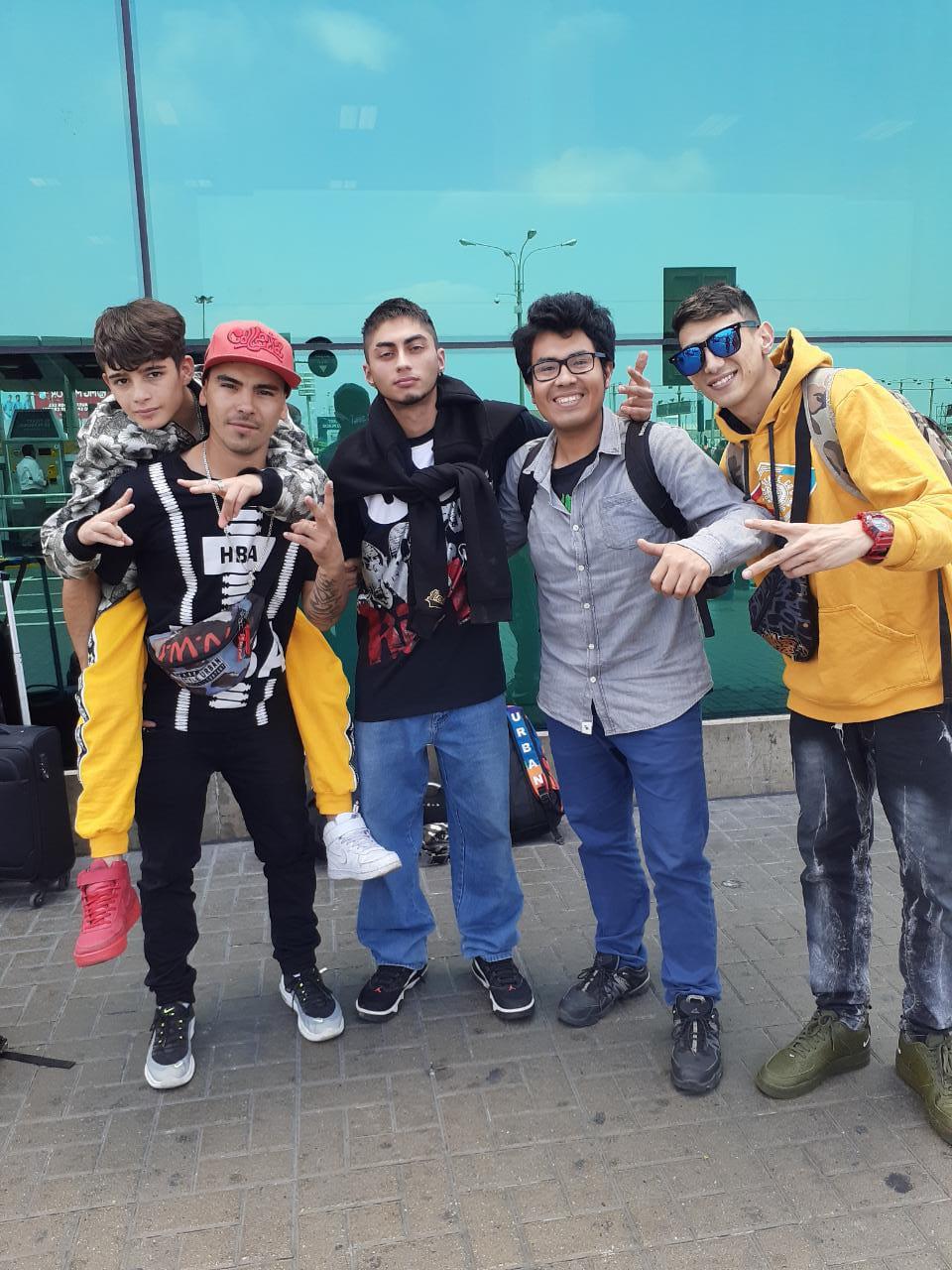 El Menor, Nitro y Stuart llegando a Lima