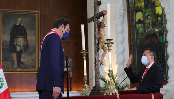 El presidente Martín Vizcarra tomó juramento al nuevo ministro del Interior, César Gentille. (Foto: Andina)