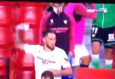Jugador de Sevilla causa indignación luego de quitarse la mascarilla y lanzarla al césped