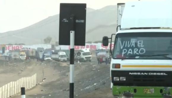 Vehículos de carga pesada permanecen varados en el sector de Pasamayo debido al paro de transportistas. (Captura: Latina)