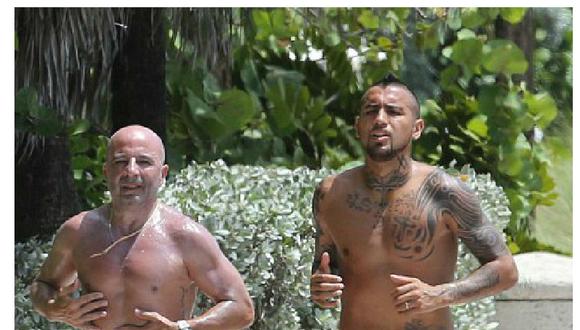 Jorge Sampaoli es sorprendido trotando semidesnudo con Arturo Vidal [FOTOS]