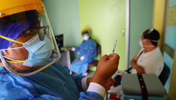 Segunda dosis de vacunas se aplica a personal de salud del hospital del Niño de Breña y del hospital San Bartolomé. (Foto: Hugo Curotto / @photo.gec)