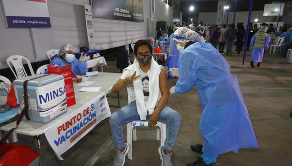 El Minsa recordó a los ciudadanos que si van a vacunarse deben acudir con su DNI, con doble mascarilla y protector facial. (Foto: Eduardo Cavero / @photo.gec)