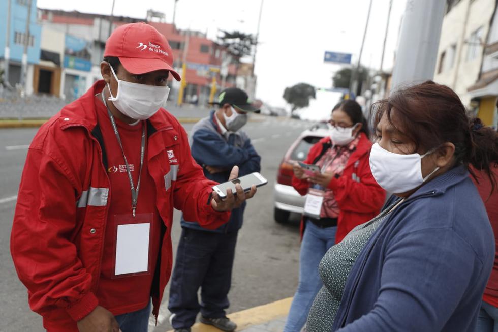 Así lucen las colas en los bancos para cobrar el Bono Familiar Universal: Foto: César Campos / GEC