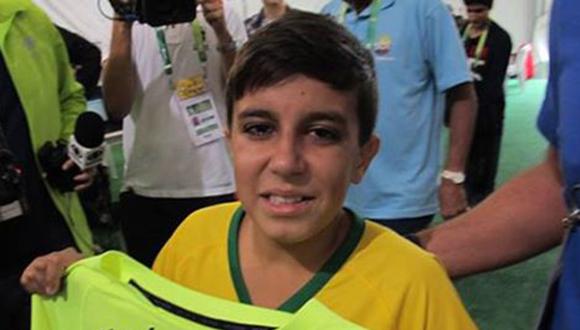 Niño escapa de seguridad y recibe regalo de David Luiz [VIDEO]