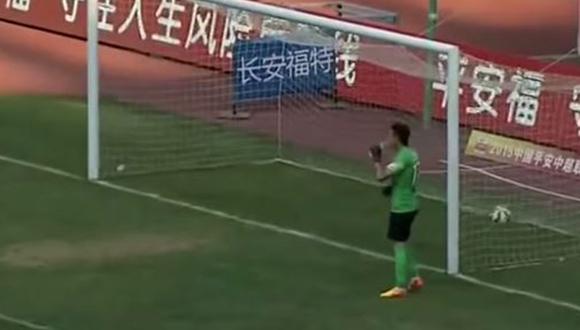 Fútbol Chino: multan arquero por ser despistado [VIDEO]
