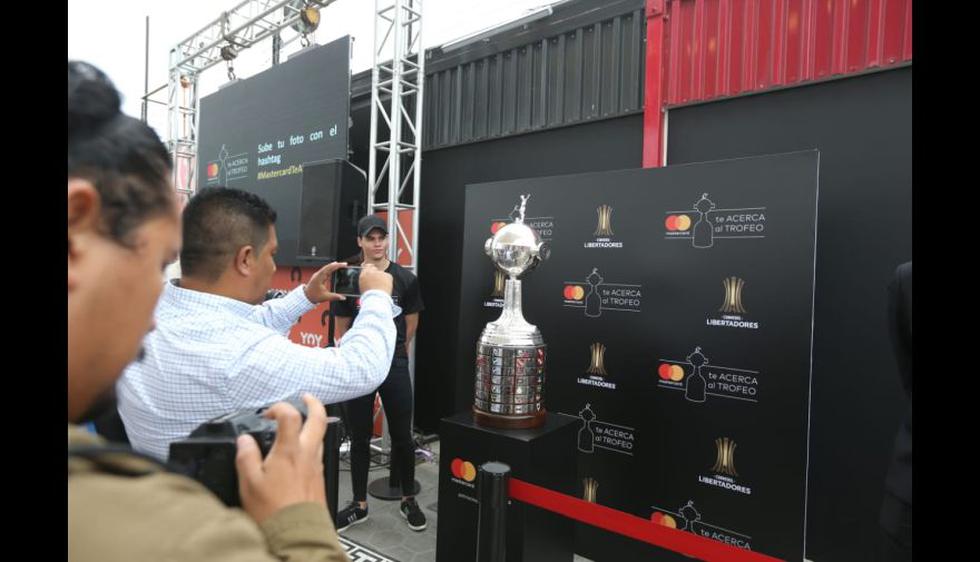 Así luce en Lima el trofeo de la Copa Libertadores. (Foto: Violeta Ayasta / GEC)