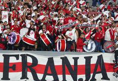 Los hinchas de la selección peruana se retiraron molestos del Centenario por la polémica jugada