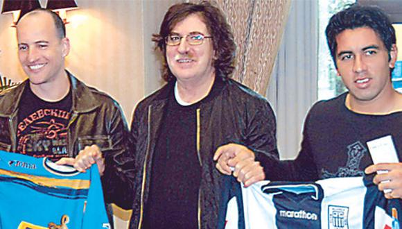 Karioca Velázquez le regaló camiseta de Alianza Lima a Charly García