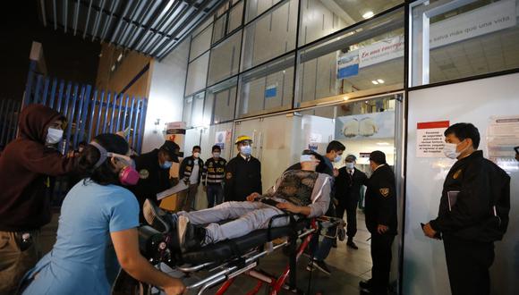 Desde la noche del sábados han ingreso varias personas heridas a diversos hospitales de Essalud y del Minsa tras la marcha nacional. (Foto: Violeta Ayasta/@photo.gec)