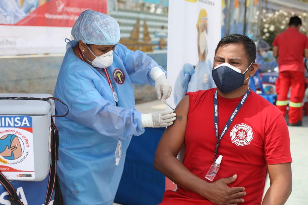 Continúa la vacunación a integrantes del Cuerpo General de Bomberos Voluntarios del Perú (CGBVP). Desde esta mañana, comenzó la jornada en la capital con la inoculación de la primera dosis contra el COVID-19 a más de 1.300 bomberos de Lima Sur. (Foto: Britanie Arroyo/@photo.gec)