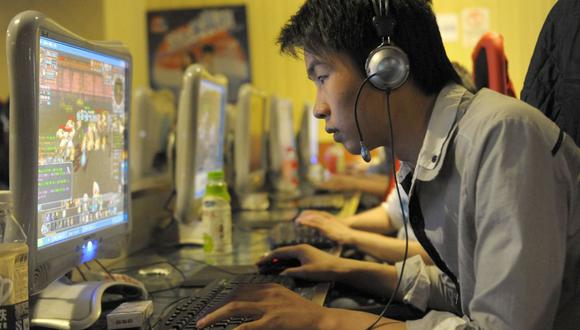 Un hombre chino juega juegos en línea en un cibercafé en Beijing . (AFP PHOTO/ LIU Jin).