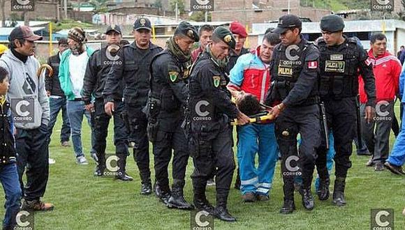 Copa Perú: Hinchas ingresan al campo para agredir a futbolista