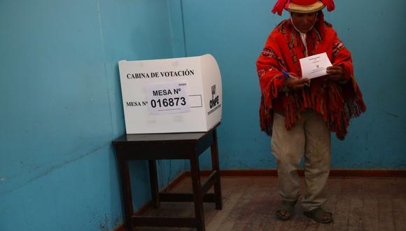 La Oficina Nacional de Procesos Electorales (ONPE) habilitó una plataforma en línea, en la que los ciudadanos pueden elegir dónde sufragar. (Foto: STR / AFP)