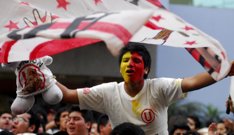 Hinchas llegaron a la concentración de Universitario para alentar a jugadores