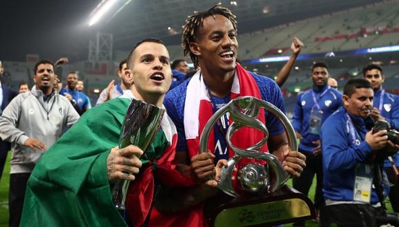 André Carrillo celebra el título de la Champions League de Asia junto a Sebastián Giovinco | Foto: Faisal HQ - Twitter