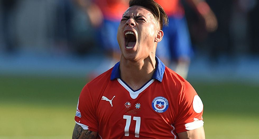 (FILES) Picture taken on July 4, 2015 shows Chile's forward Eduardo Vargas reacting after missing a chance of goal during their 2015 Copa America final football match against Argentina, in Santiago, Chile. Vargas is to sign the contract with German First division football club Hoffenheim after he passed his medical test as the club's sporting director Alexander Rosen said on August 22, 2015. AFP PHOTO / PABLO PORCIUNCULA
