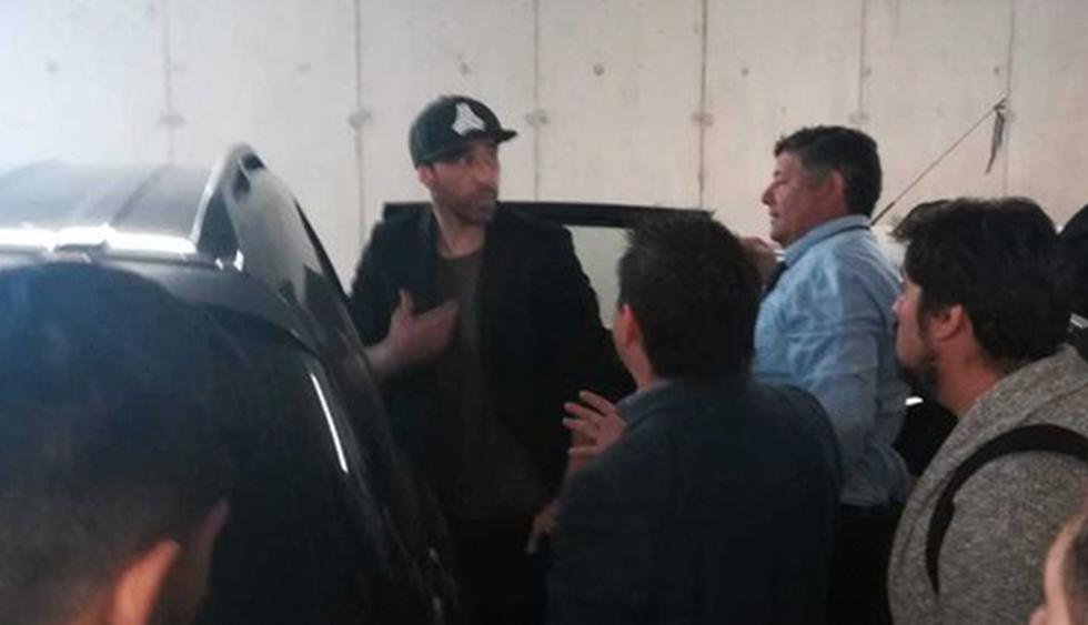 Claudio Bravo hizo un amago de hablar, pero su hija estaba inconsolable. Se disculpó. (Foto: Twitter Felipe Véliz Gatica / Bio Bio Deportes)