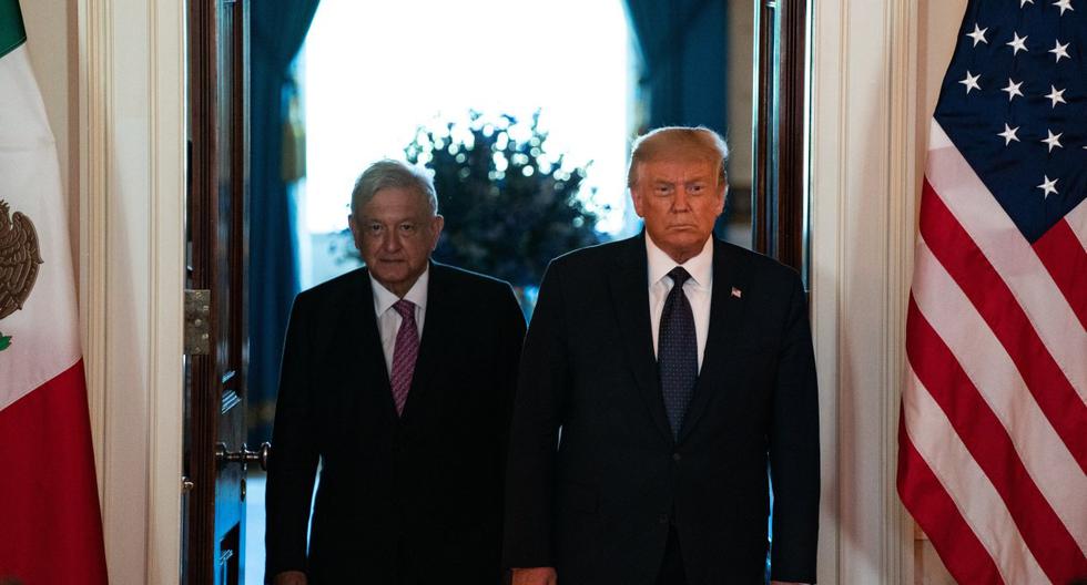 Los mandatarios Andrés Manuel López Obrador (AMLO) y Donald Trump llegan al Salón de la Cruz de la Casa Blanca en Washington. (EFE/EPA/Anna Moneymaker / POOL).